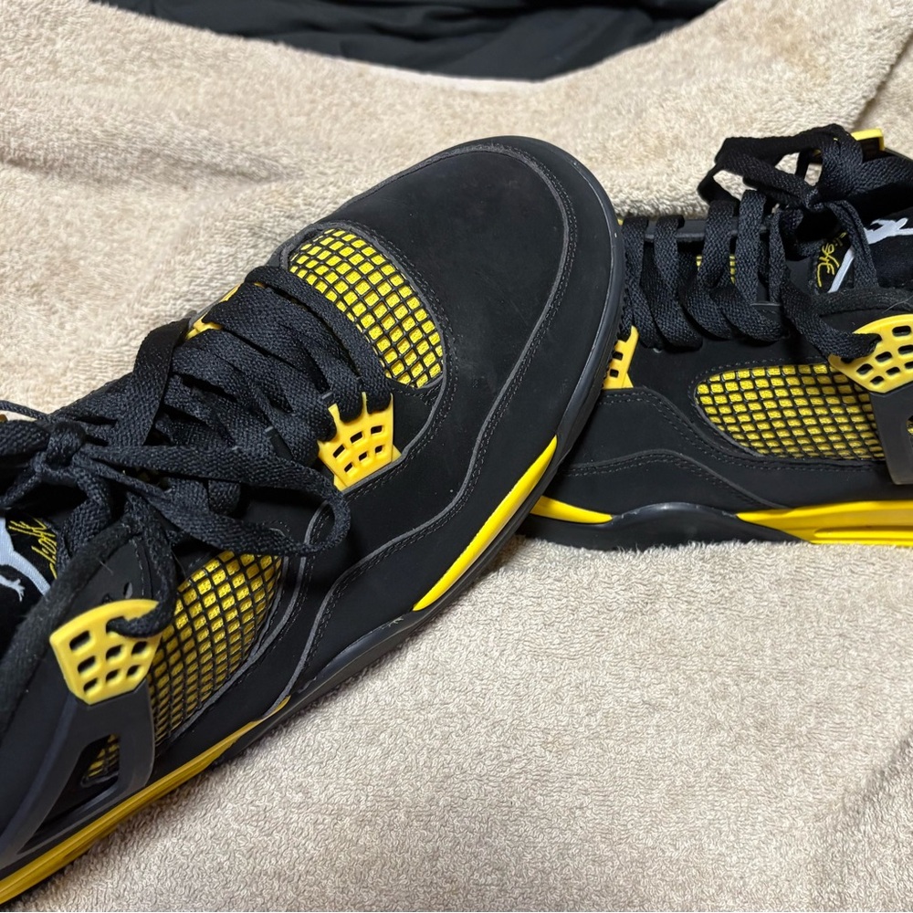 Air Jordan’s Nike retro 4 yellow and black size 13 no box